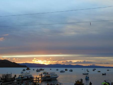 Besuchen Sie die kleine Stadt Copacabana am Ufer des Titicaca Sees in Bolivien