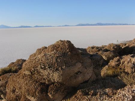 Erkunden Sie die besonderen Steinformationen mitten im Salar de Uyuni in Bolivien