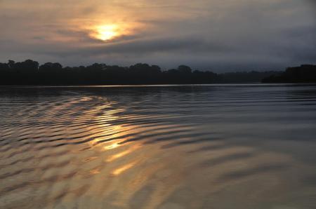 Den Amazonas Fluss bei Sonnenuntergang erleben