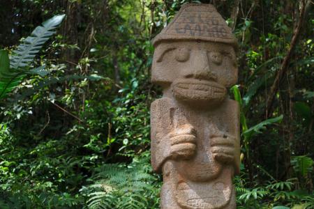 Die kulturellen Statuen des archäologischen Parks San Agustin besichtigen