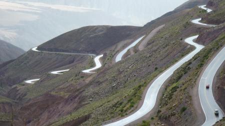 Auf dem Weg durch den Norden Argentiniens reisen Sie auf gewundenen Straßen durch die Landschaft