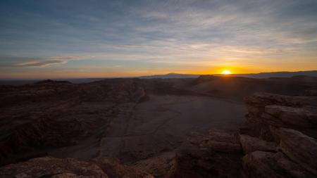 Unternehmen Sie einen Ausflug in die Atacama Wüste Chiles, auf dem Sie den Sonnenuntergang in der Wüste sehen