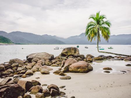 Boote liegen vor der Ilha Grande