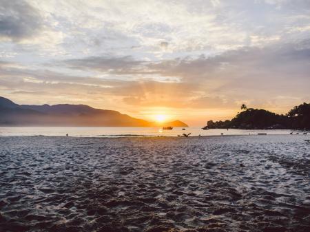 Traumhafter Sonnenaufgang auf der Ilha Grande