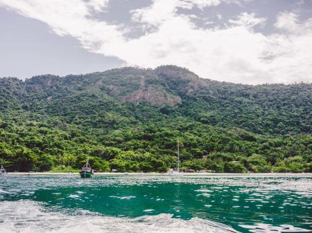 Blick auf die Ilha Grande mit den dicht bewachsenen Hügeln