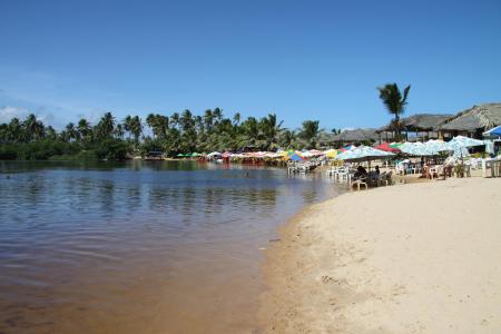 Den weißen Sandstrand in Imbassai in Brasilien genießen