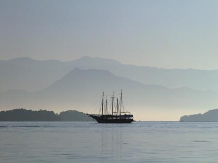 Boot vor der Küste von Paraty