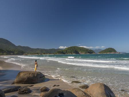 Eine Frau genießt den Strand in der Nähe von Paraty