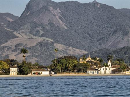 Ausblick vom Wasser aus auf Paraty und das Küstengebirge der Costa Verde