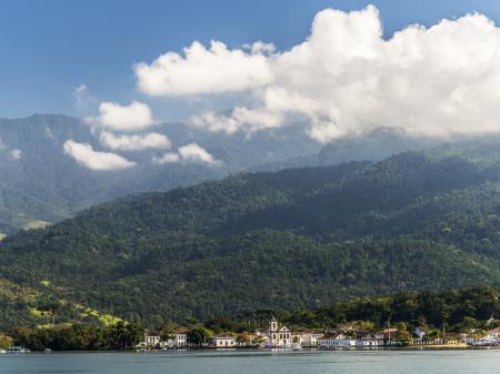 Blick auf Paraty von Wasser aus