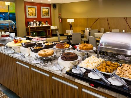 Hotel Wyndham Golden Foz Suites Frühstücksbuffet