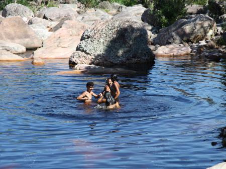 Spielende Kinder in einem Naturschwimmbecken der Chapada Diamantina