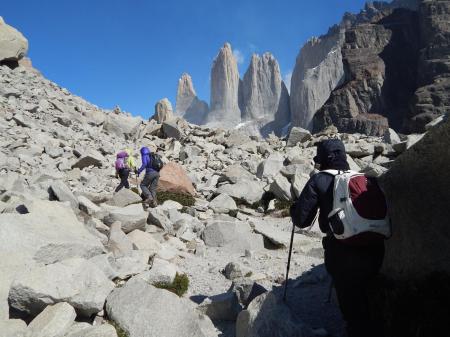 Wandern Sie zu den berühmten Paine Towers und erleben Sie die atemberaubenden Ausblicke in Patagonien