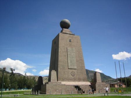 Betreten Sie das Äquator Denkmal in Ecuador auf einer Reise mit uns