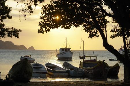 Den idyllischen Hafen von Santa Marta in Kolumbien beim Sonnenuntergang erleben