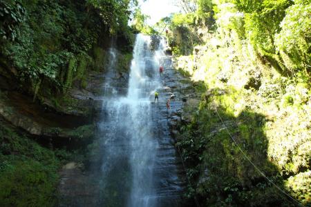 Abenteuertour im Ort San Gil erleben und an einem Wasserfall hinab seilen