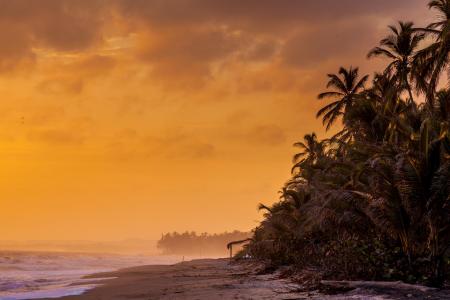 Einen Sonnenuntergang an den tropischen Stränden des Tayrona Nationalparks in Kolumbien erleben