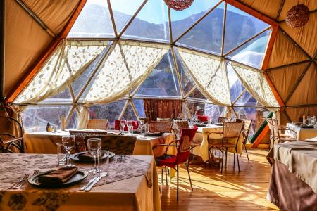 Genehmigen Sie sich eine Mahlzeit im Community Dome des EcoCamp Patagonia