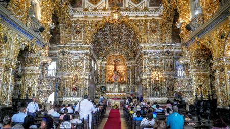Prachtvolles goldenes Kirchenschiff in Salvador da Bahia