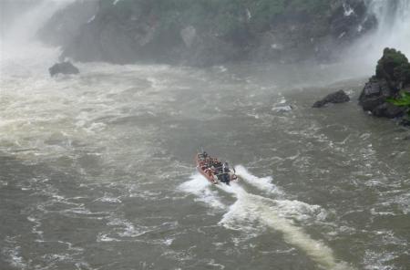 Im tosenden Auslauf der Iguacu Fälle bei der Boat Safari