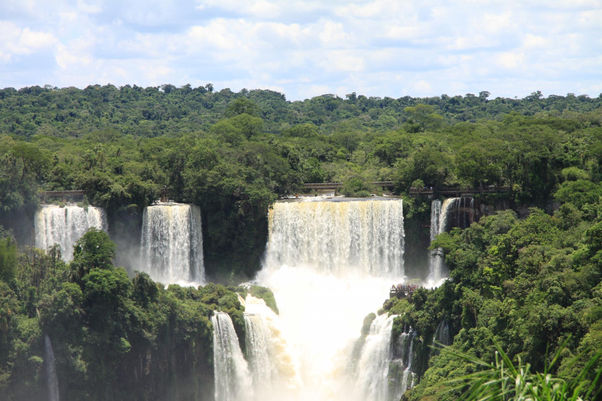 Steg über die Iguacu Fälle