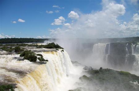 Wasserfälle an allen Seiten der Iguacu Fälle
