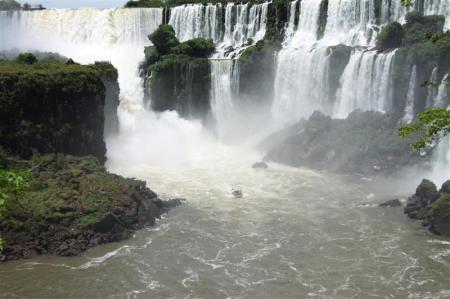 Boot an den Iguacu Fällen