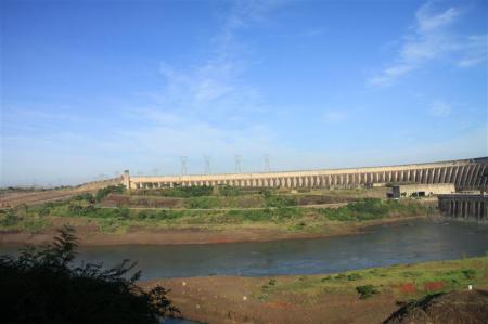 Entfernter Blick auf den Itaipu Damm