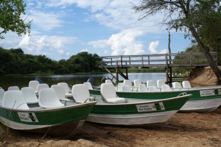 Landestypische Unterkunft Pousada Rio Claro Boote