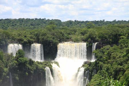Inmitten vom Wald: Iguacu Fälle