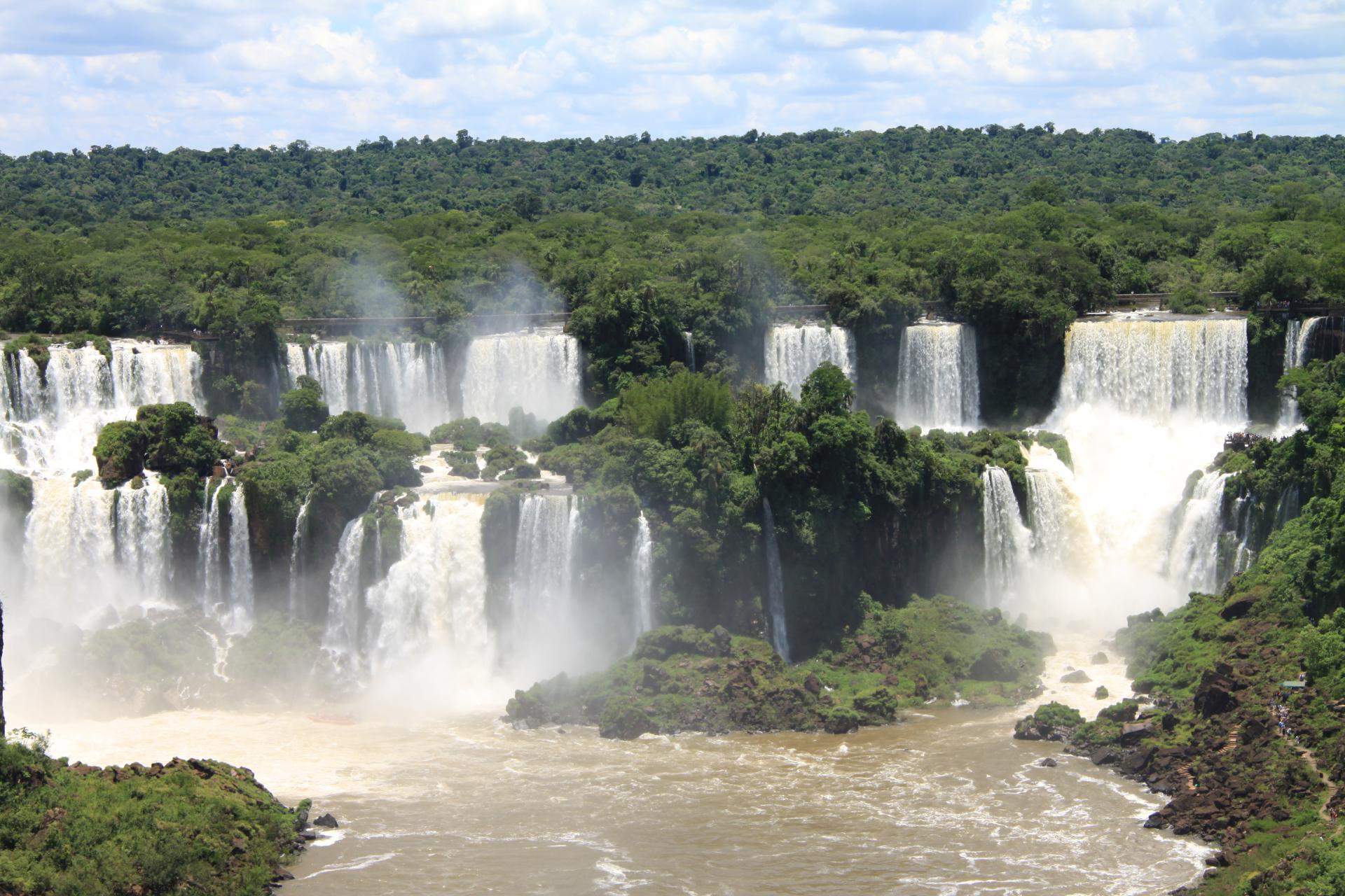 Wasserfälle von Iguacu und Wald