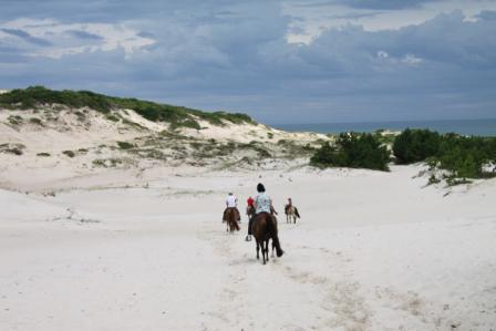 Durch die Dünen reiten in Floripa