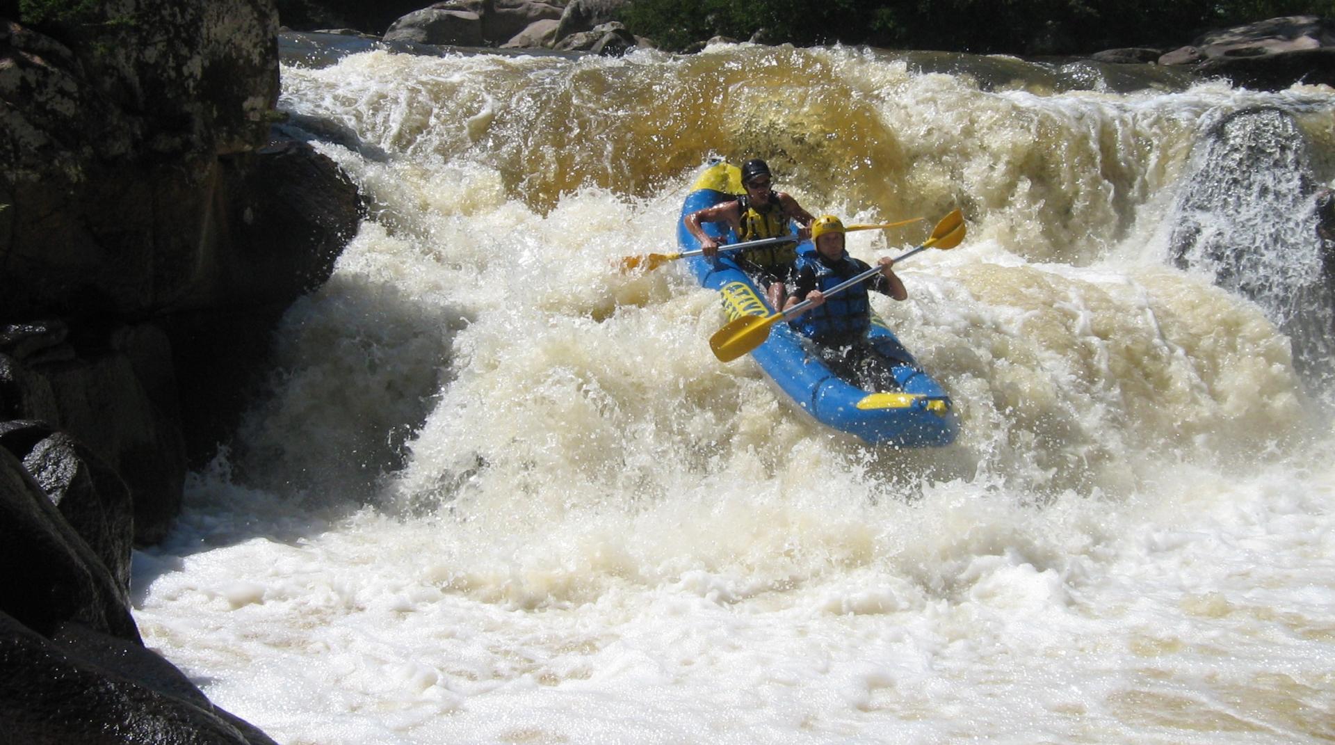 Wildwasserkajak auf dem Cubatao Fluss