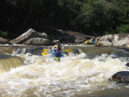 Durch Schnellen paddeln beim Wildwasserkajak auf dem Cubatao Fluss