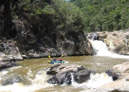 Paddeln im Wildwasserkajak auf dem Cubatao Fluss