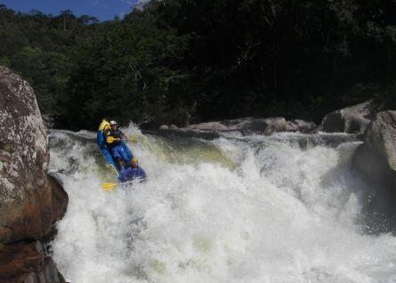 Wildwasserkajak in einem Gefälle auf dem Cubatao Fluss