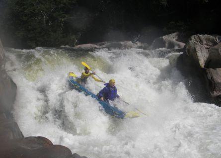 Abfahrt im Wildwasserkajak auf dem Cubatao Fluss