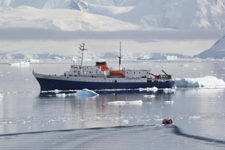 Begeben Sie sich auf das Kreuzfahrtschiff Ushuaia und reisen Sie in die Antarktis