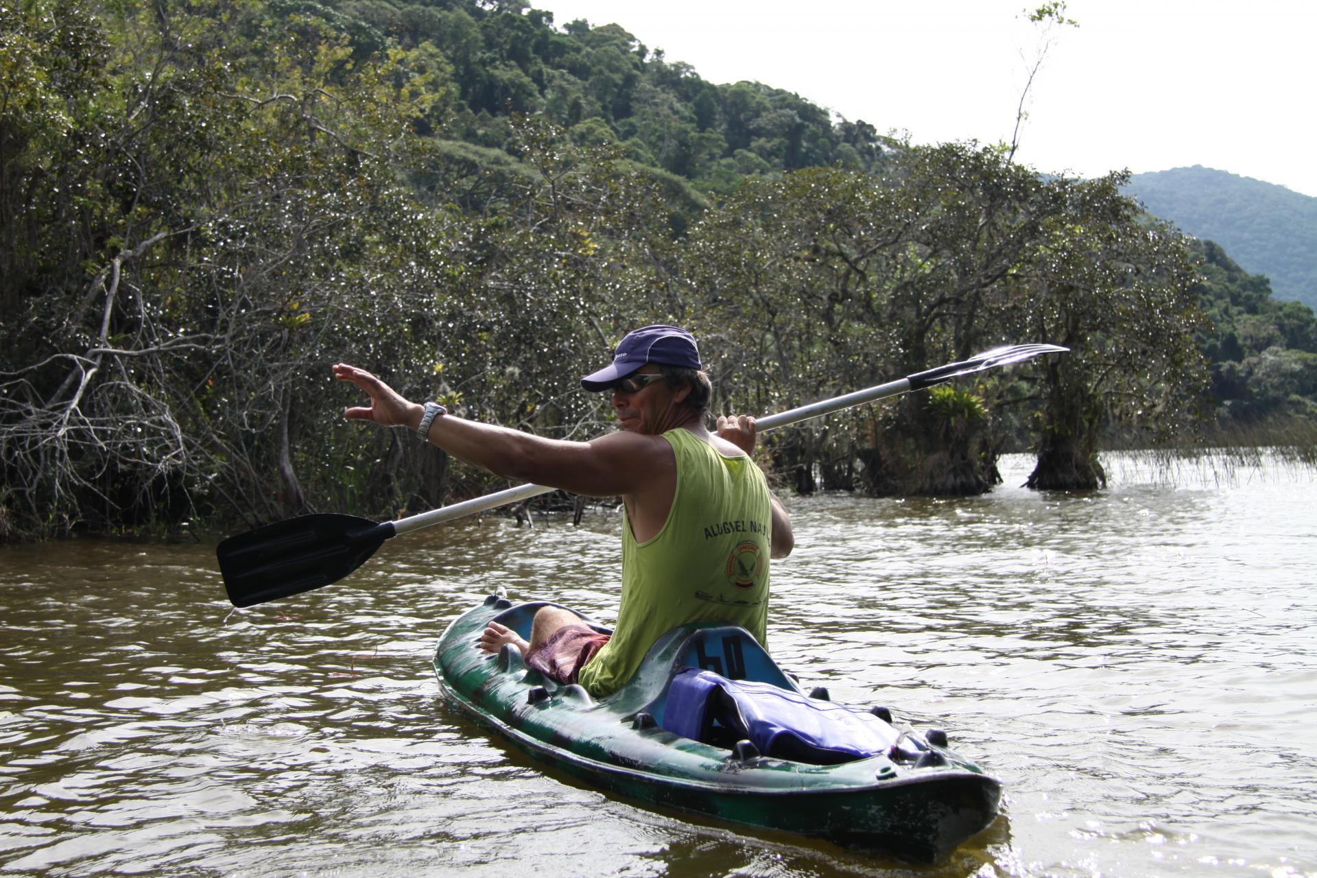Guide im Kayak auf der Lagoa do Peri