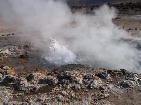 Besuchen Sie aktive Geysire in der Wüste bei San Pedro de Atacama in Chile