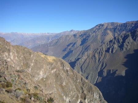 Entdecken Sie die schöne Landschaft des Colca Canyons auf einer Rundreise durch Peru