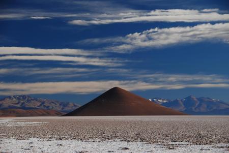 Auf der Reise durch Argentiniens Norden entdecken Sie Salzseen umringt von Vulkanen