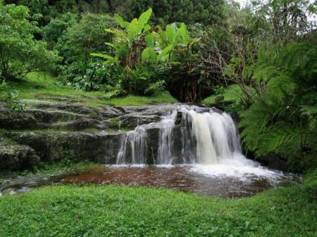 Kleiner Wasserfall in den Bergen von Nova Friburgo