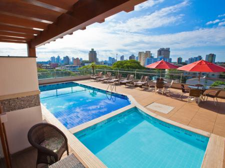 Dachterrasse mit Pool des Hotel Del Rey in Foz do Iguacu, Brasilien