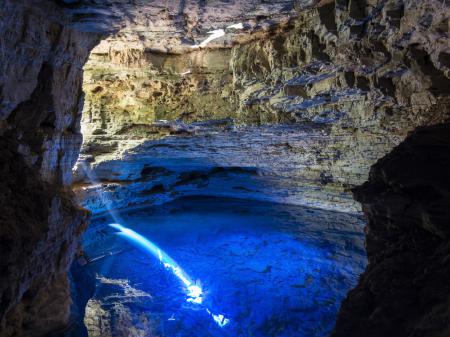 Glasklares Wasser in einer Grotte der Chapada Diamantina