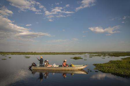Gäste auf einer Bootsfahrt im Nord-Pantanal