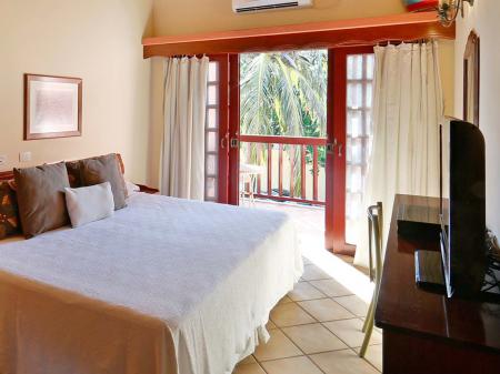 Ein Doppelzimmer mit Balkon im Hotel Manary Praia in Natal, Brasilien