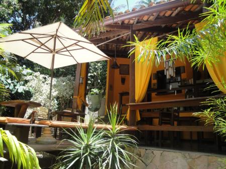 Blick auf die Terrase mit Bar in der Pousada Aquarela in Morro de Sao Paulo, Bahia