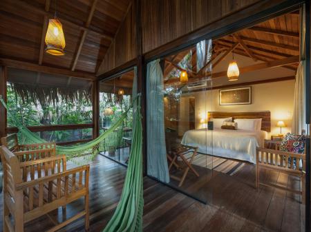 Blick von der Veranda in einen Bungalow der Anavilhanas Lodge