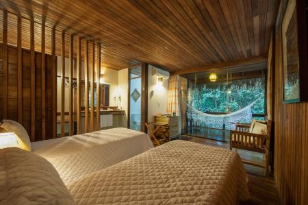 Komfortabler Schlafbereich in einem Cottage in der Anavilhanas Lodge